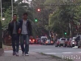 Δυο youths hook επάνω για γκέι ένας με έναν
