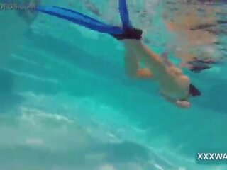 Madhështor brune kurvë karamele swims nënujë