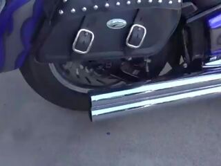 Chic i lång läder stövlar pumps och revs motorcycle