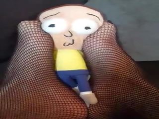 Giantess funn liten mann henhold sofa og tramples og crushes ham &lpar;morty plush&rpar;