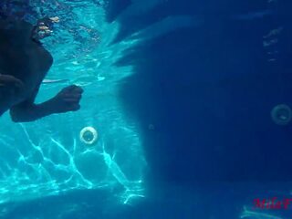 Due ragazze scopata diritto sott’acqua in il piscina: giovanissima sporco film