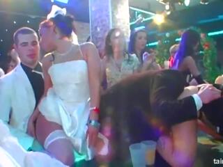 Super wulps brides zuigen groot hanen in publiek: gratis seks klem 5e