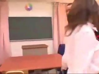 3 schülerinnen leckte gefingert von schoolguys und lehrer im die klassenzimmer