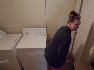 Een eenzaam milf verleidt een vriendje die rents haar kelder apartment de landlady deel 2