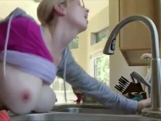 Krūtainas krāpšana sieva sasitu par virtuve counter: bezmaksas x nominālā filma 8d | xhamster