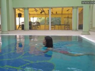 Ung kvinna dee tjeckiska tonårs flörtig underwater, fria kön film 50