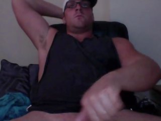 Stud jerking big member on webcam