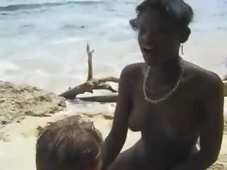 Karvainen afrikkalainen adolescent naida euro tyttöystävä sisään the ranta