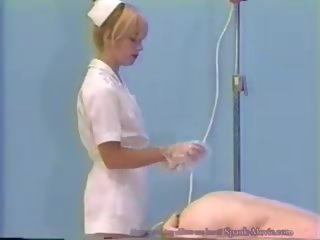 Katie memberikan memasukkan cairan ke anus dan strapon, gratis penis buatan dewasa klip 16