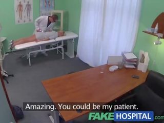 Fakehospital sales rep fångad på kamera använder sig av fittor till sälja hungover specialist pills. mer på ushotcams