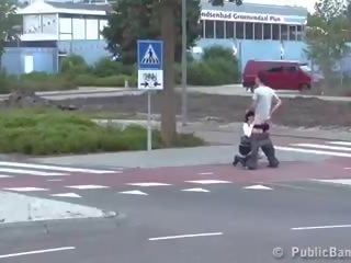 Masyarakat mengisap penis di sebuah crosswalk